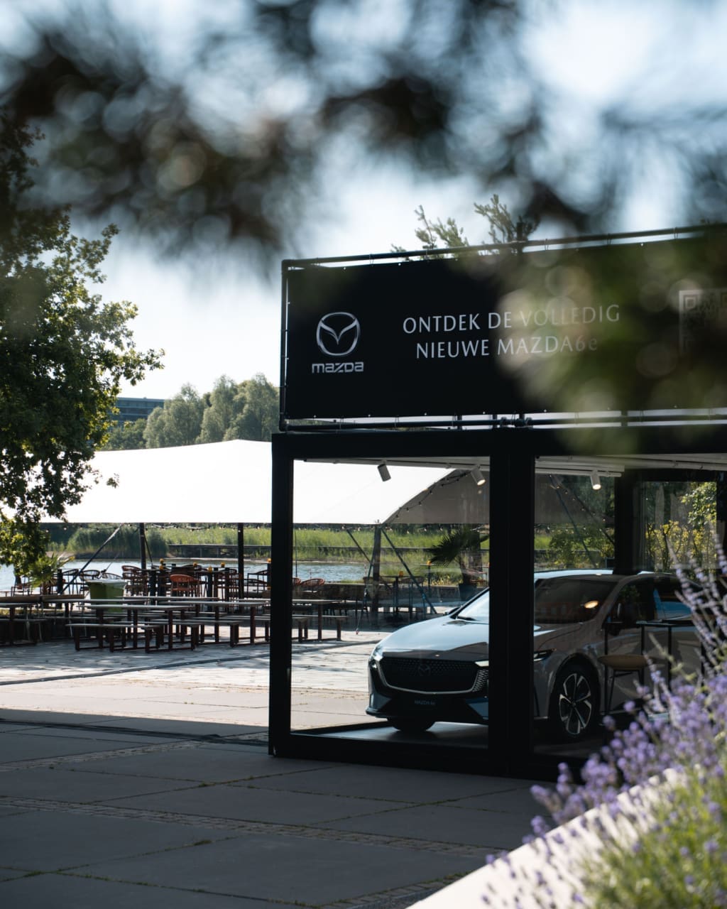 , <strong>De pure schoonheid</strong> van de Mazda6e in een glazen designbox