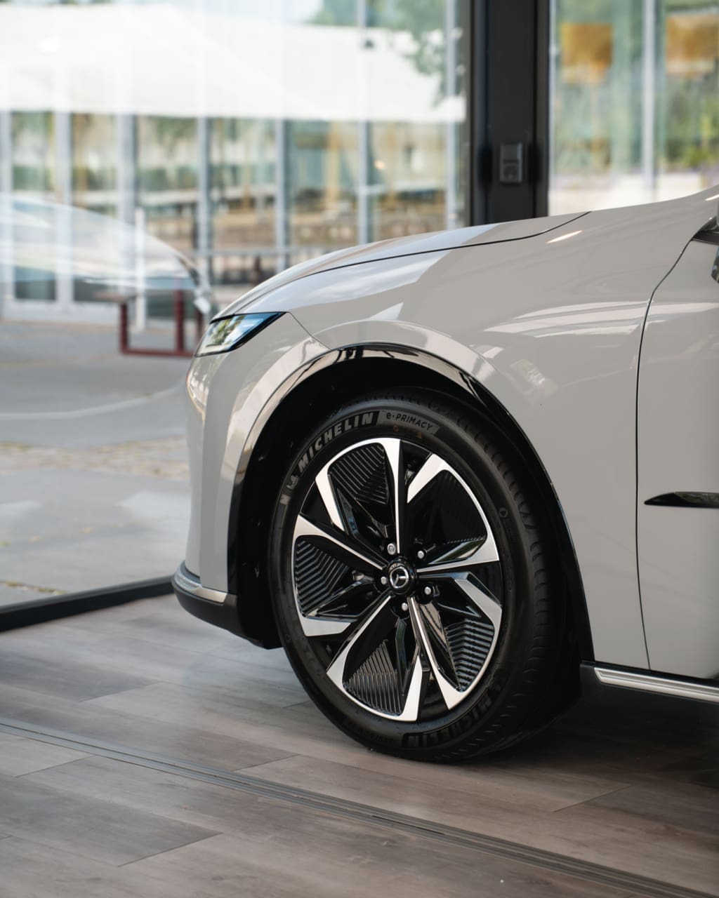 , <strong>De pure schoonheid</strong> van de Mazda6e in een glazen designbox