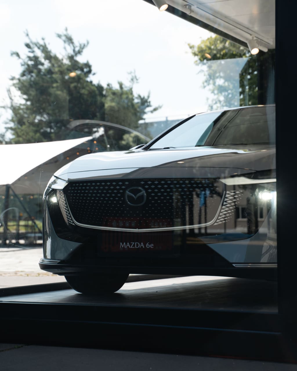 , <strong>De pure schoonheid</strong> van de Mazda6e in een glazen designbox