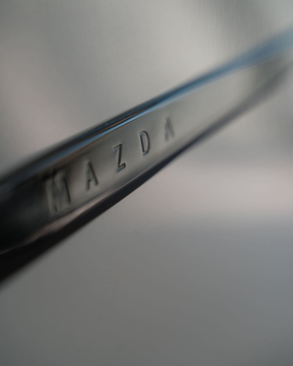 , <strong>De pure schoonheid</strong> van de Mazda6e in een glazen designbox