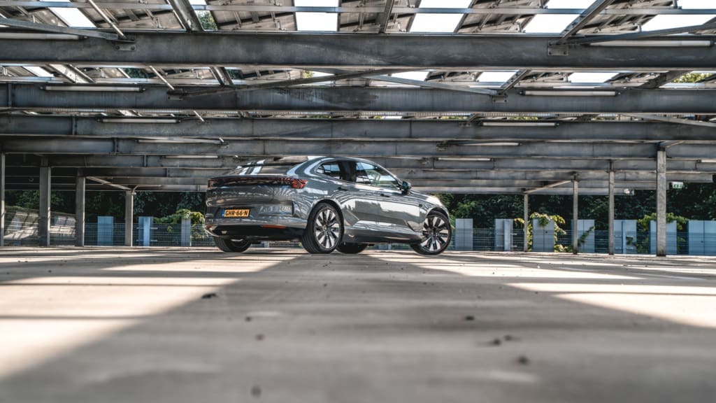 (Achteruit)rijden zonder achterruit in de Polestar 4