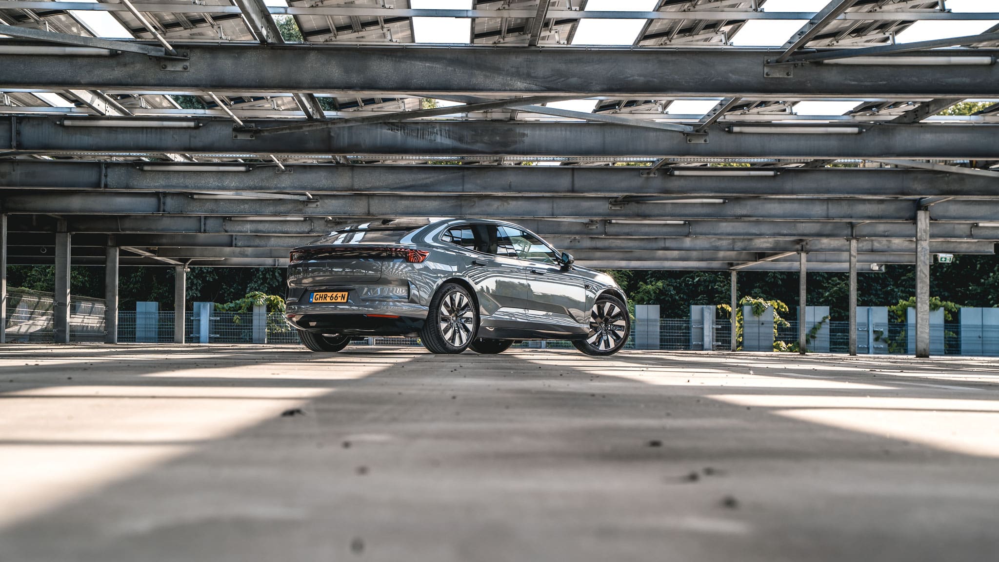 (Achteruit)rijden zonder achterruit in de Polestar 4