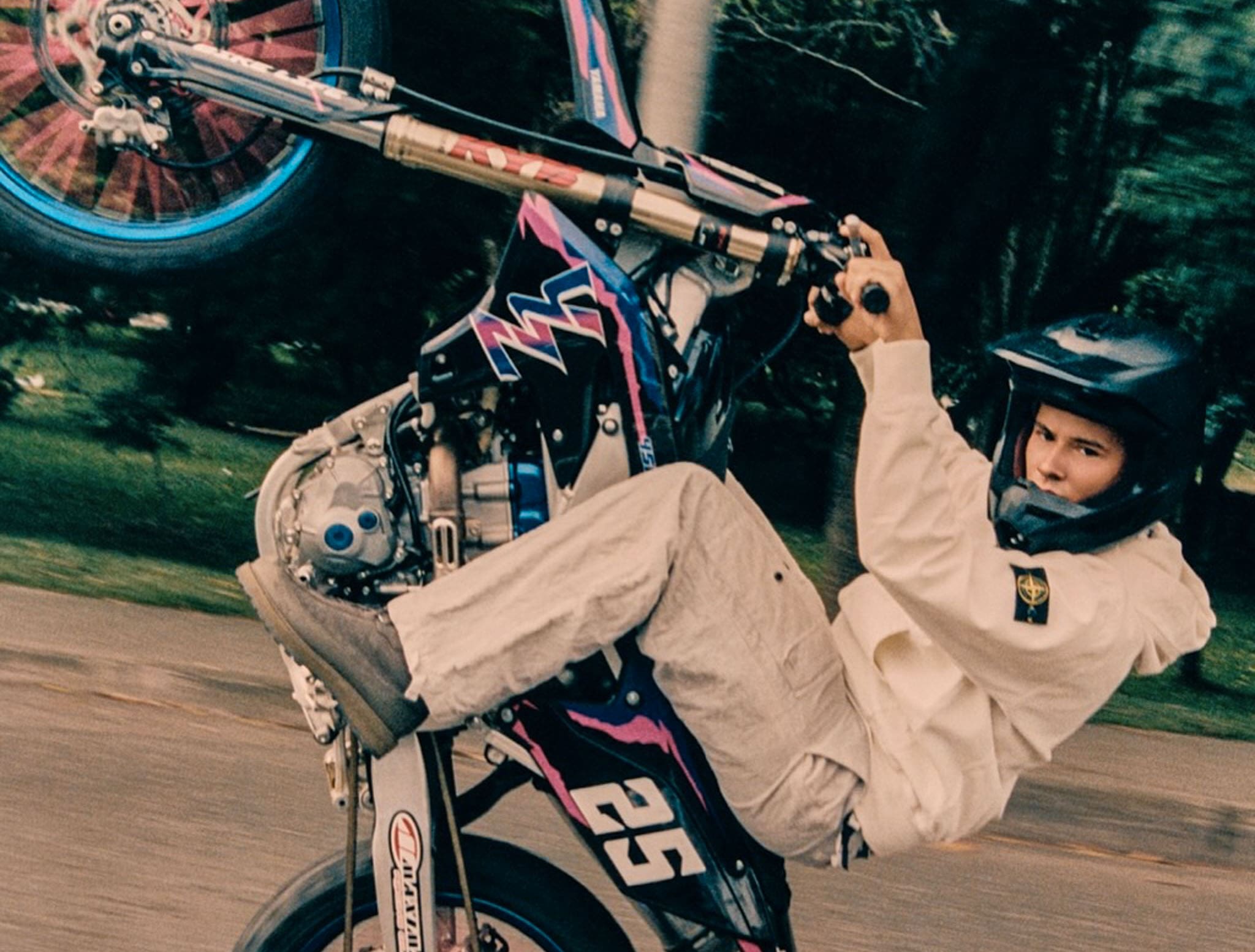 Stone Island kleedt stuntbikers in Medellin, Colombia