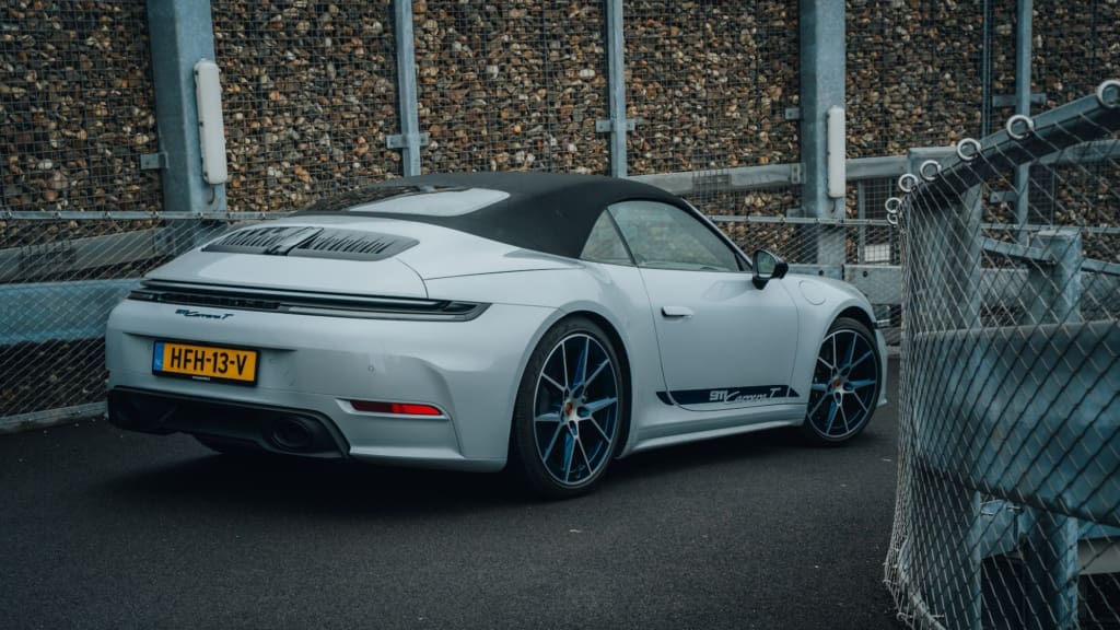 Porsche 911 992.2 Carrera T, <strong> Porsche 992.2 Carrera T</strong>: pure rijbeleving onder de open hemel