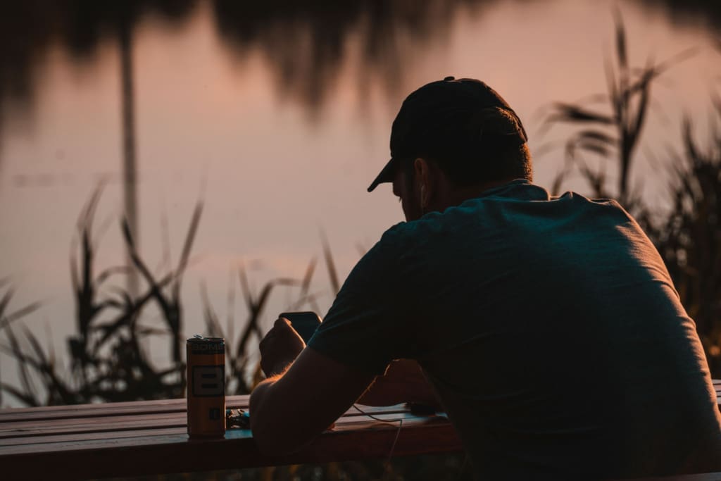 Ontsnap aan je smartphone zonder kluizenaar te worden Ontsnap aan je smartphone zonder kluizenaar te worden