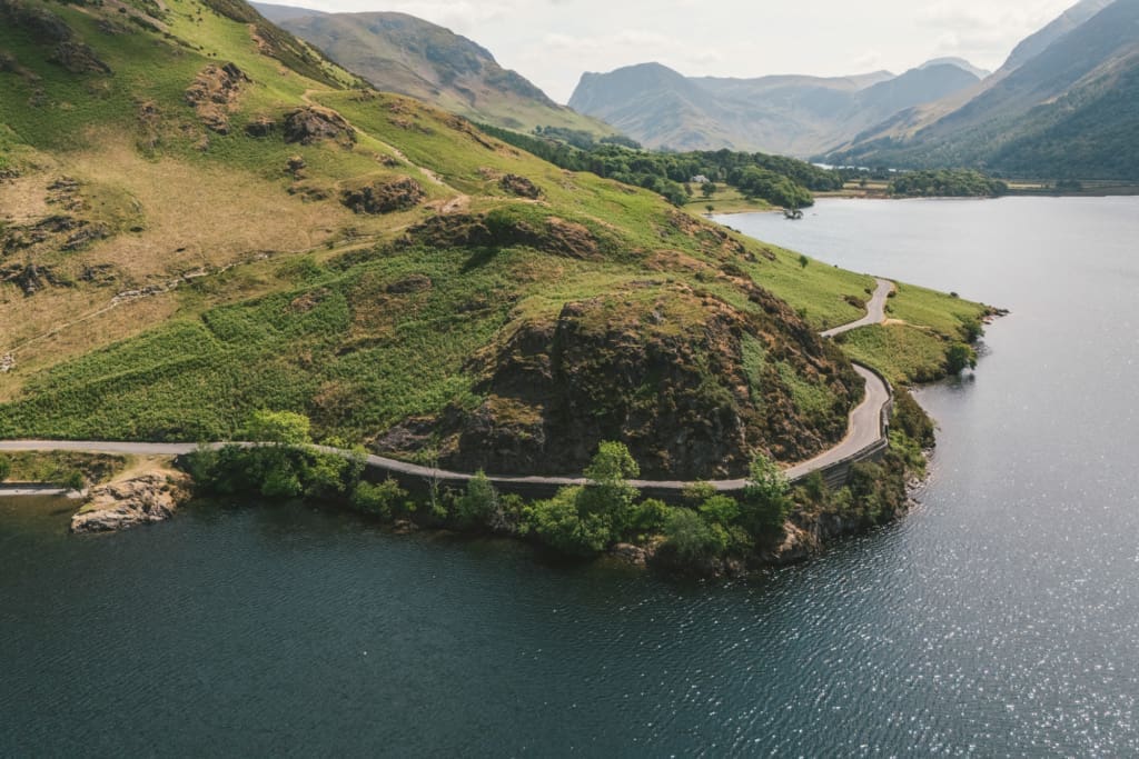 Motortrip naar Lake District in Engeland: bochten, bergen en links rijden Motortrip naar Lake District in Engeland: bochten, bergen en links rijden