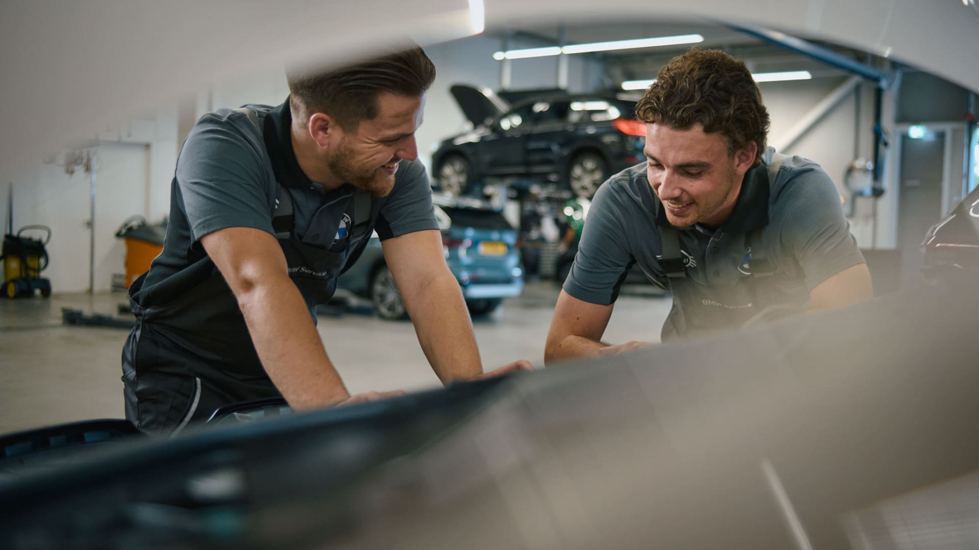 , <strong>BMW zoekt monteurs op Reddit:</strong> van garagevloer naar forumfeed