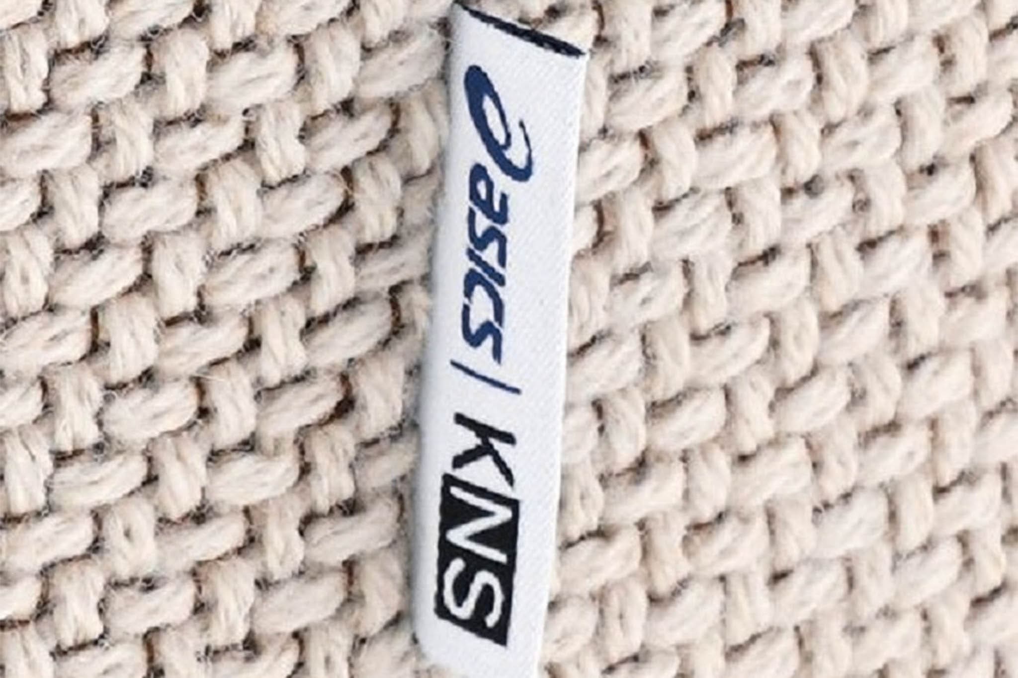 , <strong>ASICS</strong> tovert sneakers om tot meubels