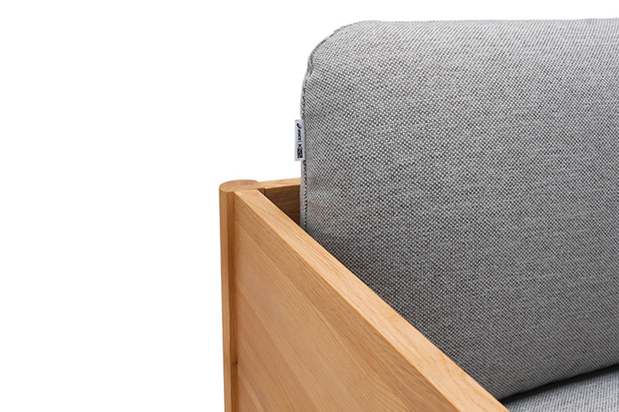 , <strong>ASICS</strong> tovert sneakers om tot meubels