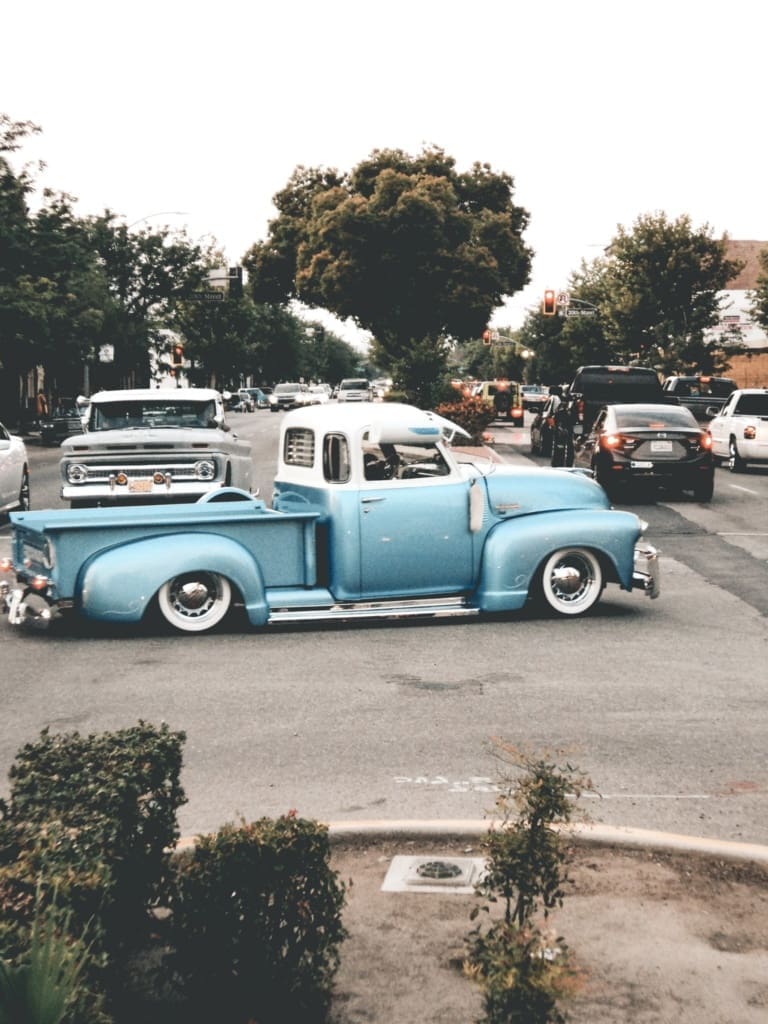 Lichtblauwe vintage pickup truck