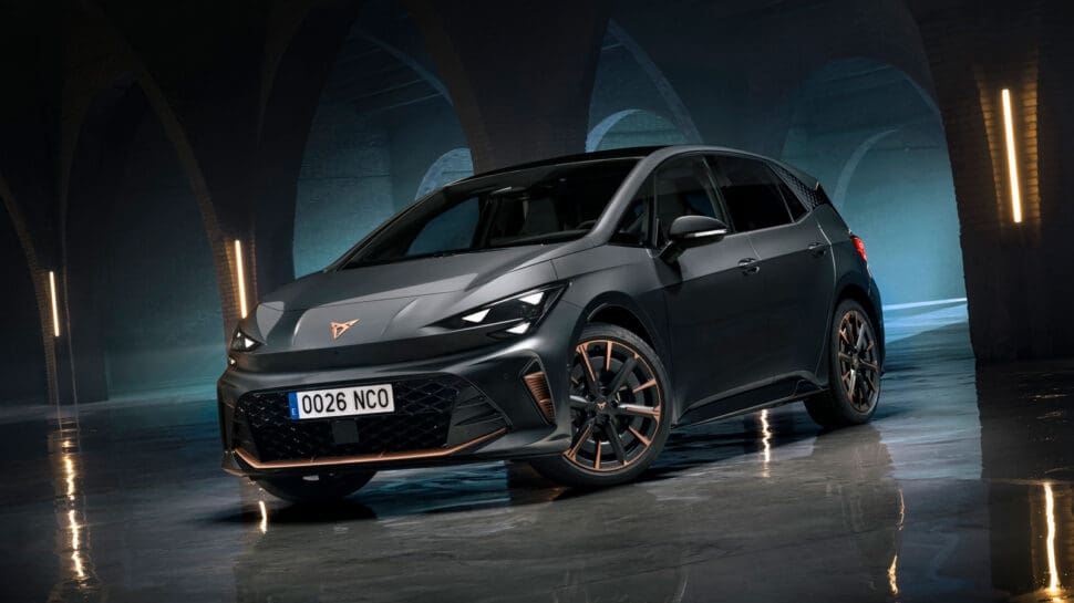 De vernieuwde Cupra Born: Meer range, agressiever uiterlijk en eindelijk weer echte knoppen De vernieuwde Cupra Born: Meer range, agressiever uiterlijk en eindelijk weer echte knoppen