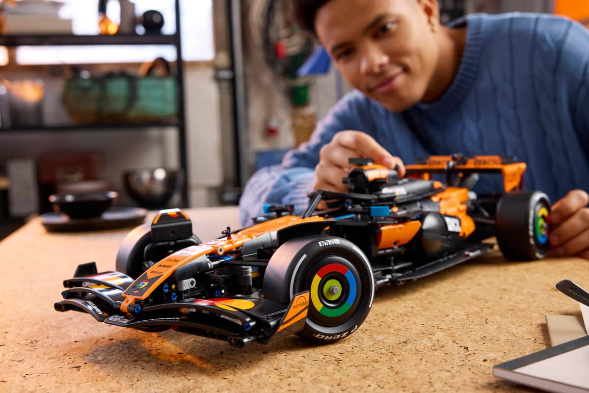 LEGO Formule 1 sets, LEGO dropt iconische F1-helmen van Hamilton en Leclerc voor je interieur