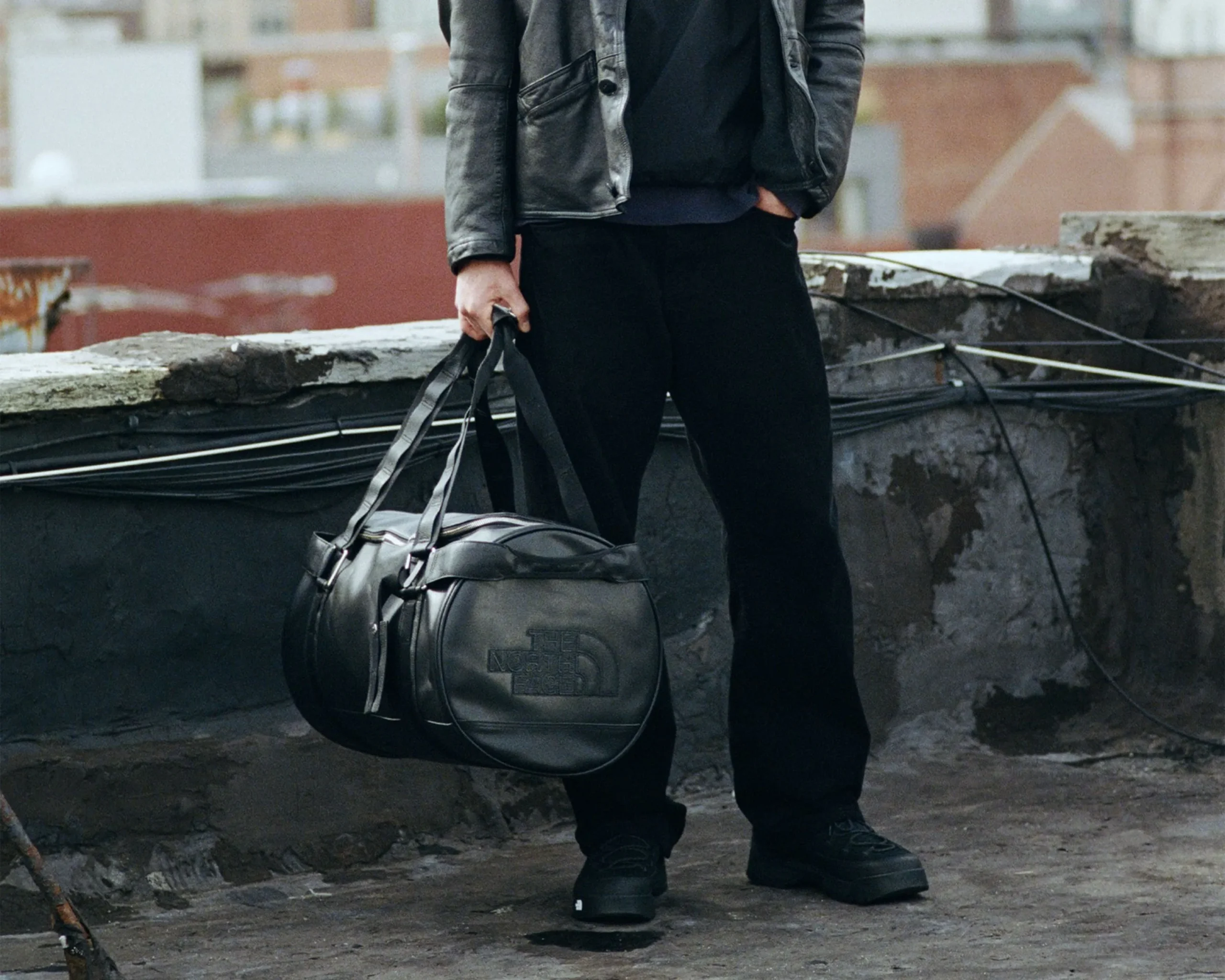 Van de bergen naar de business lounge: The North Face lanceert leren Base Camp Duffel