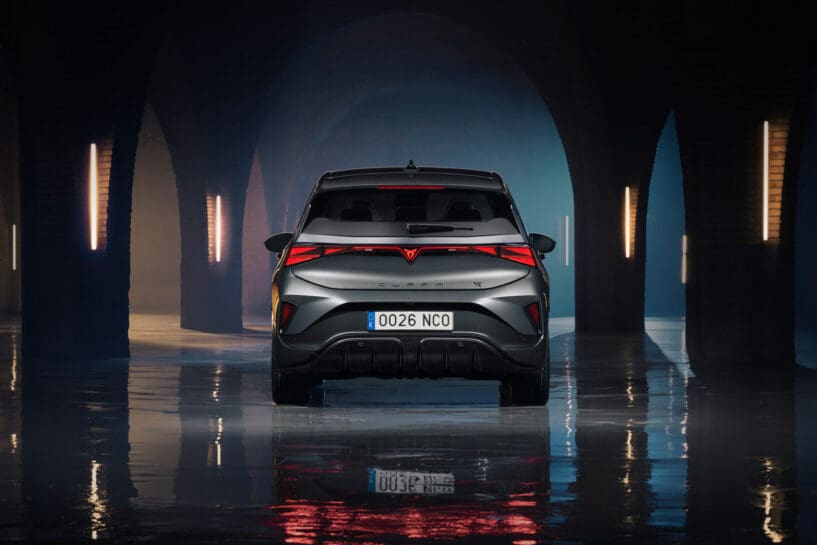 Cupra Born 2026, De vernieuwde Cupra Born: Meer range, agressiever uiterlijk en eindelijk weer echte knoppen