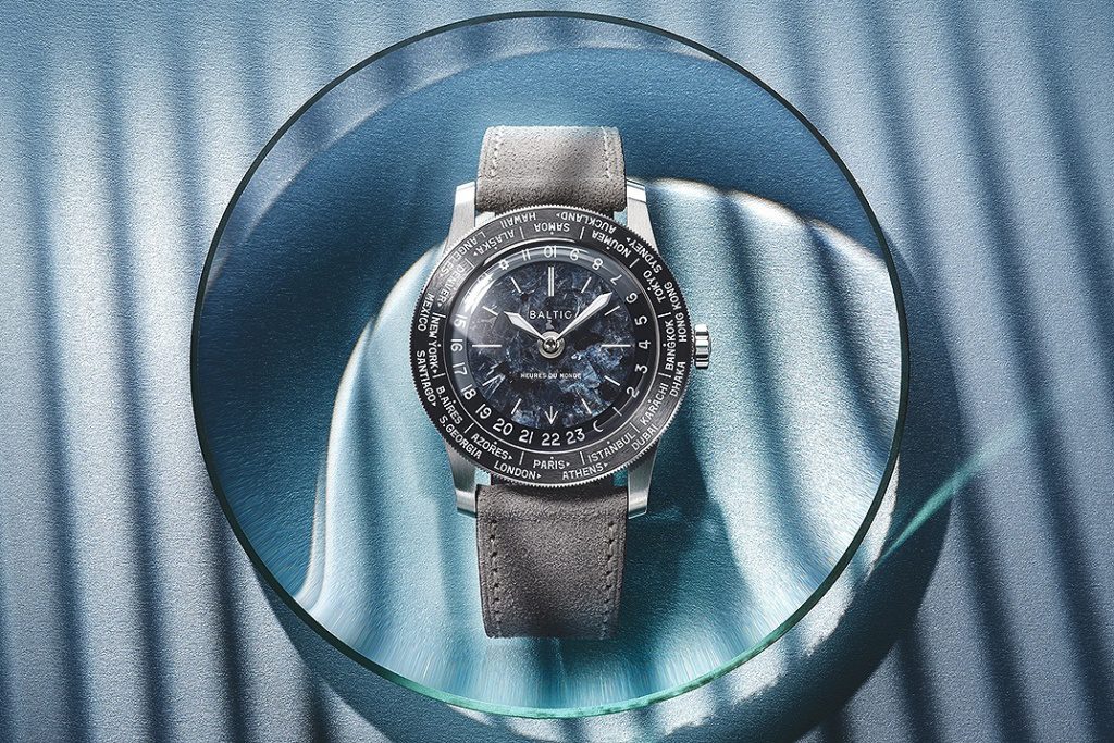 Baltic Heures du Monde: De betaalbare worldtimer met een wijzerplaat van natuursteen