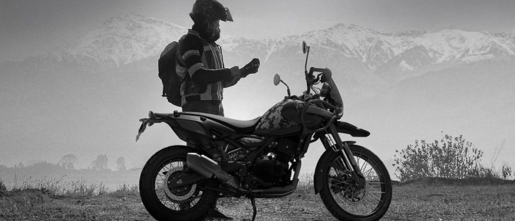 Royal Enfield Himalayan 450 Mana Black zorgt ervoor dat je de hele zomer buiten bent Royal Enfield Himalayan 450 Mana Black zorgt ervoor dat je de hele zomer buiten bent