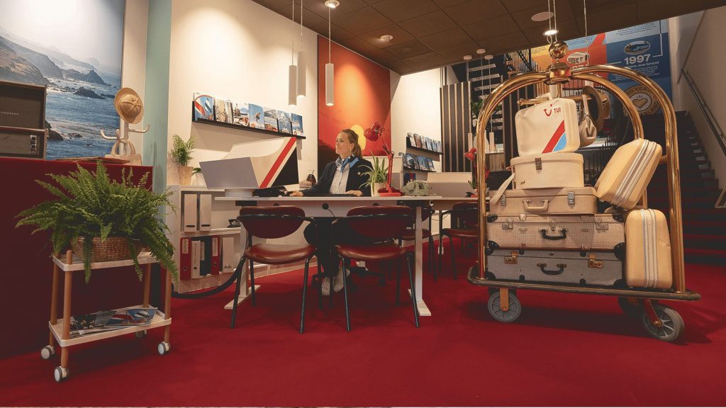 Reis terug in de tijd: TUI opent uniek jaren ’70 reisbureau Reis terug in de tijd: TUI opent uniek jaren ’70 reisbureau