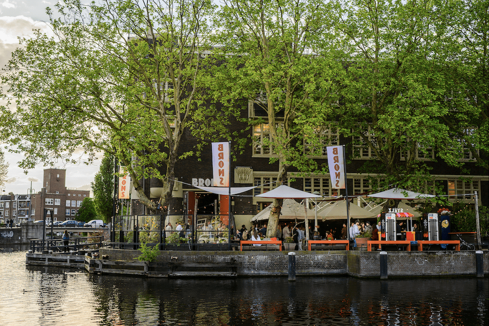 Dennis Huwae opent BRONS: je nieuwe all-day spot in Amsterdam-West