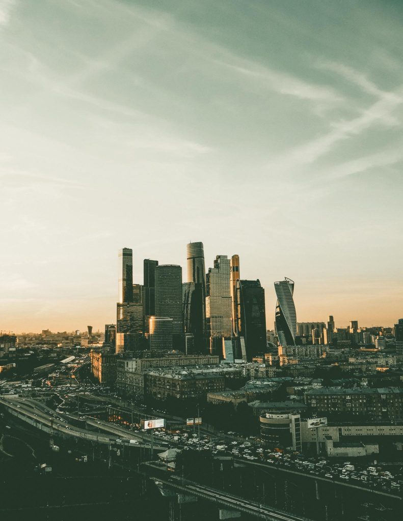 Moderne skyline van een wereldstad tijdens zonsondergang met hoge wolkenkrabbers en druk stadsverkeer