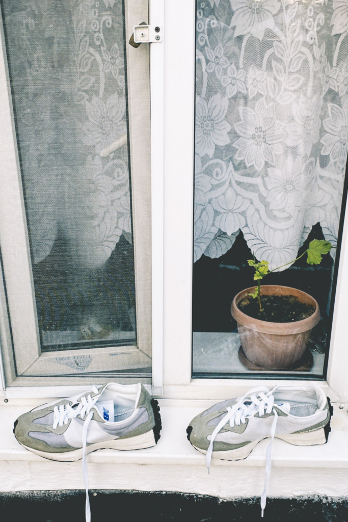 New balance wit op een raamkozijn wit
