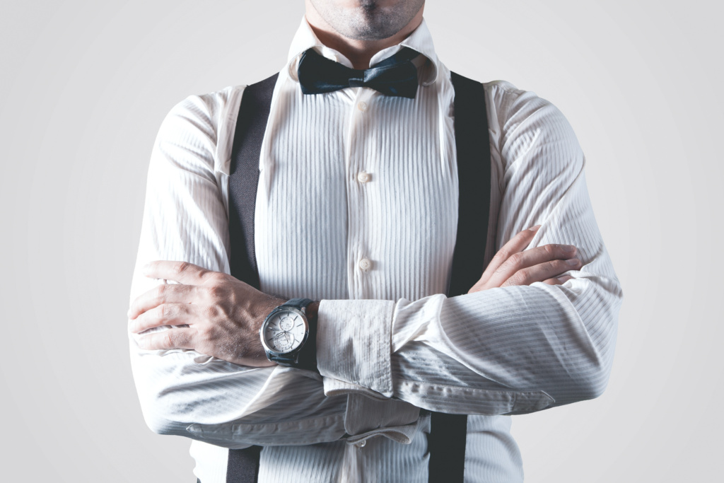 Man witte blouse wit strikje netjes gekleed