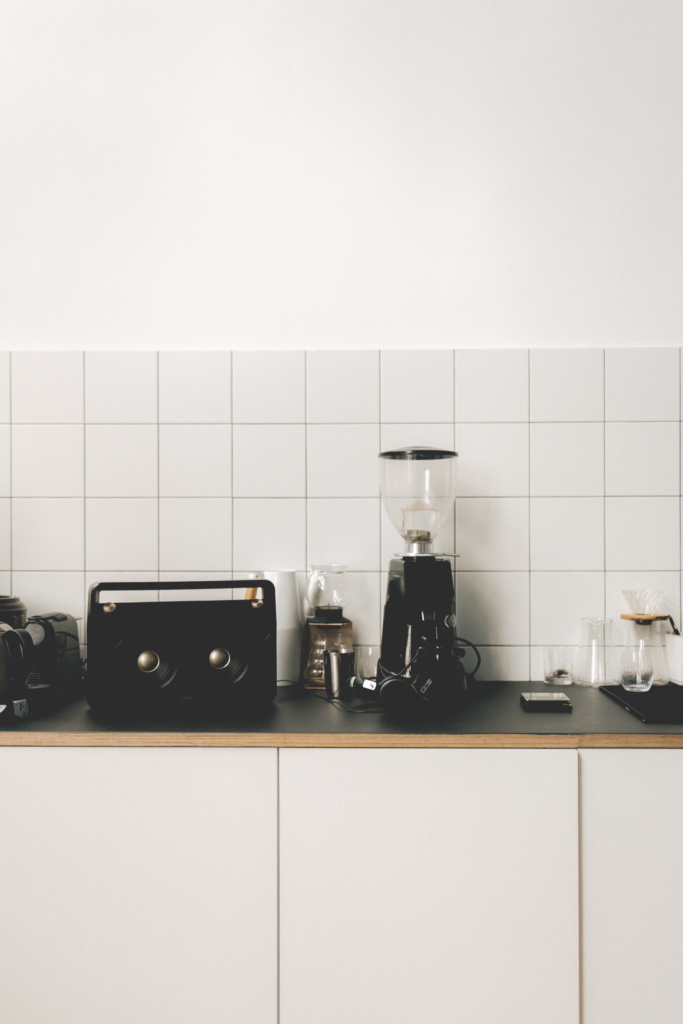 Witte keuken met tegels en koffiezetapparaat 