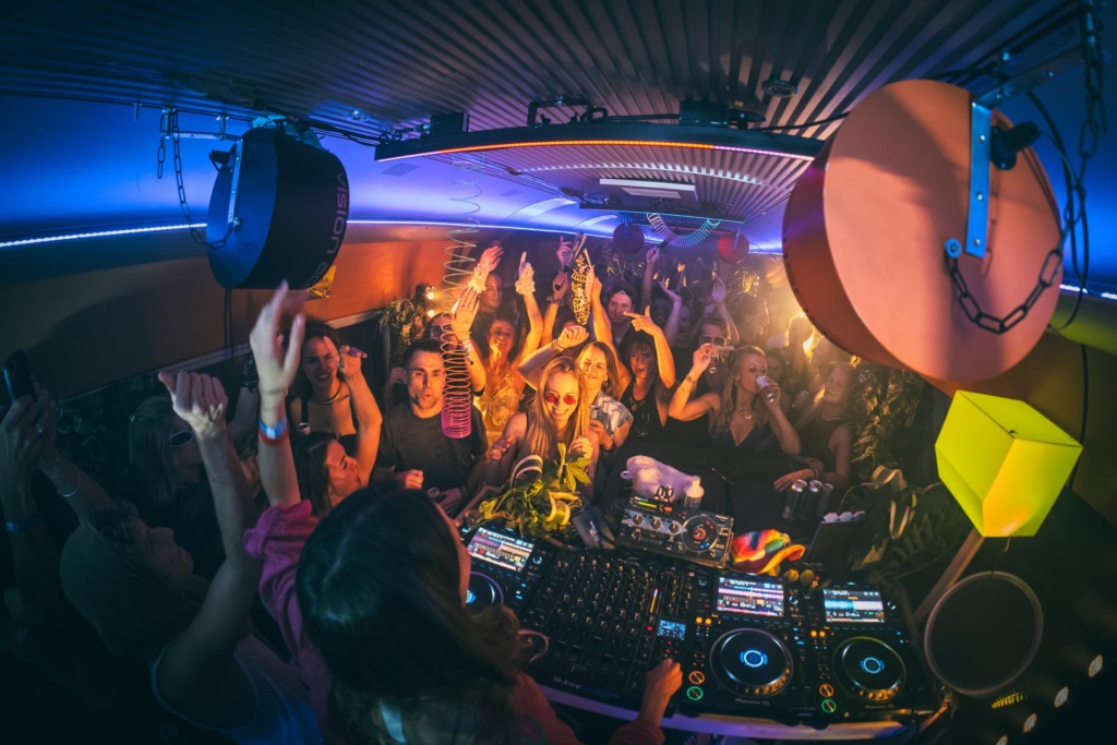 Uniek ADE feest: Dansen op 140 km/u in de 50:HERTZ CLUB TRAIN Uniek ADE feest: Dansen op 140 km/u in de 50:HERTZ CLUB TRAIN