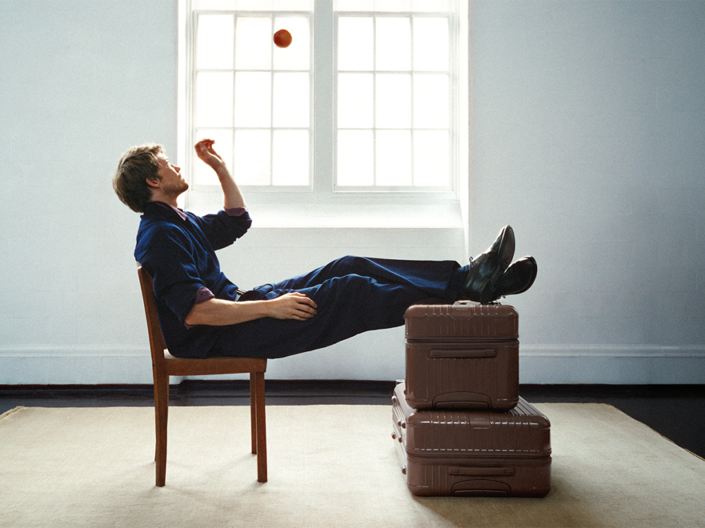 Waarom Joe Alwyn kiest voor RIMOWA’s Ultramarijn & Umber Waarom Joe Alwyn kiest voor RIMOWA’s Ultramarijn & Umber