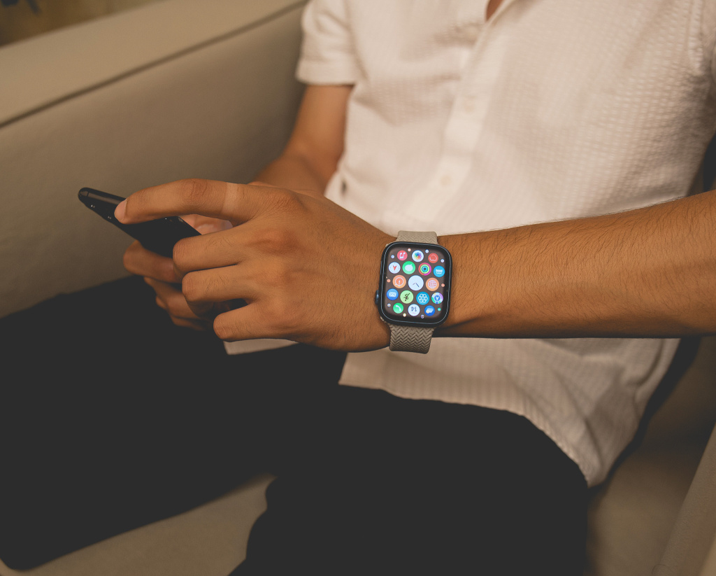 Man met smartwatch