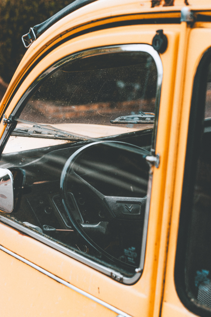 Oude gele auto eerste raam