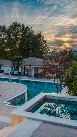 @medite_spa_resort laat je bubbelen en borrelen, terwijl je uitkijkt over het groene Pirin-gebergte van Bulgarije. 🇧🇬 Dit is hoe #wellness bedoeld is. 🥂

Tijdens ons verblijf kozen we voor een van de luxe villa’s van Medite. Een dikke aanrader, want hier heb je alle ruimte én je eigen spabad om in weg te zakken. 🛁 De villa’s zijn modern en stijlvol ingericht, met grote ramen die uitkijken over de vallei en de bergen. Na een lange kun je hier in alle rust nagenieten onder de sterrenhemel, met (nog) een glas wijn in de hand. 🍷

Check het hele artikel op MANIFY. 🔗

🎥: @db.studios20 

#bulgaria #travel #wellness #spalife