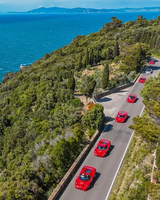 De #F50 Legacy Tour 2025 is officieel tot stilstand gekomen. Meer dan 20 F50’s uit 10 landen knalden in drie dagen van Saturnia naar #maranello, met als grande finale een parade op het heilige Fiorano Circuit. Wát een beelden. 🐎🏎️

📸: @ferrari 

#ferrari #ferrarif50 #roadtrip
