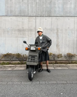@front_river_____ en zijn #bike - name a better duo… 🛵

📸: @front_river_____ 

#tokyo #fashion #japanfashion #🇯🇵