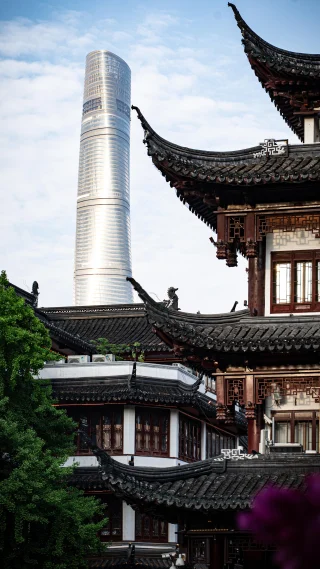 En hier is ook deel II van onze trip naar Shanghai met @omodajaecoonederland. ✌️ Een heerlijke reis, waarin we de bekende skyline afwisselen met de thuisstad moedermerk @cheryauto, Wuhu, en live de crashtests mogen meemaken in de fabriek. 💥