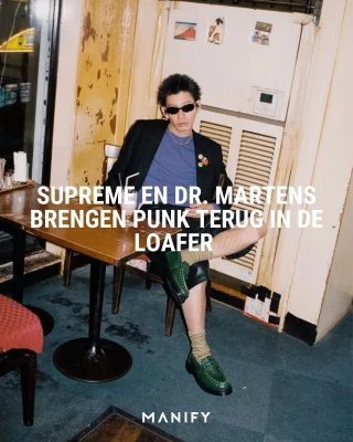 @supremenewyork en @drmartensofficial zijn er weer, hoor. Dit keer brengen ze het punktijdperk terug in de Penton Loafer. 🤘

De leren upper met metalen #studs komt in drie verschillende kleurstellingen en gaat morgen live. 📅

📸: @supremenewyork 

#loafers #supreme #drmartens