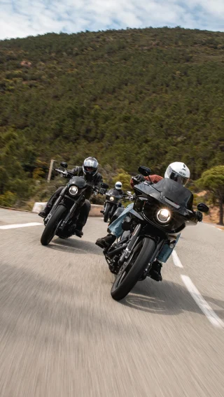 We’re cooking w/ @harleydavidson_benelux. 😤 Vorige week werden we uitgenodigd om de dikste 2025 #cruisers te testen in het hart van de Provence-Alpes-Côte d’Azur. 🇫🇷

Van haarspeldbochten, epische kustwegen en de geur van pure vrijheid tot bergpassen en zeezichten. En de eindbestemming? Het iconische Harley-Davidson Euro Festival. 🎸 Dit is motorrijden op z’n best.

Máár we smeden plan na plan. Nu zijn we namelijk met een deel van onze MANIFY Community aan ‘t asfaltkrassen door Engeland. Check de Stories en volg deze gruwelijke #trip. 🇬🇧

📸: @harleydavidson_benelux 

#harleydavidsonmotorcycles #harley #southfrance