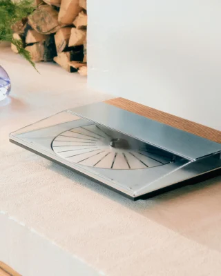Als je de beleving van vinyl met high-end streamingtech componeert… @bangolufsen brengt de Beogram 3000 uit ‘85 weer terug. En hoe. De platenspeler is gekoppeld aan Beolab 8 stereospeakers en schittert in een Artisan Walnut-afwerking. 🫶🏻

Hebben? Dan moet je van goeden huize komen: er zijn slechts 100 genummerde sets beschikbaar. 💯

📸: @bangolufsen 

#bangandolufsen #vinyl #speaker