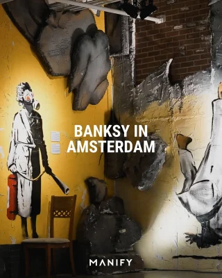 Deze zomer in #Amsterdam: The Art of Banksy Without Limits. Vanaf 6 juni tot en met 24 augustus is Amsterdam-Noord het decor van een van de meest bezochte reizende exposities ter wereld. ✌️

Eerder al te zien in steden als New York, Berlijn, Miami en Melbourne, maar nu is het de beurt aan de rauwe rafelranden van de NDSM-werf. En dat past perfect. ❤️‍🔥

Hier voel je de energie van Banksy’s werk zoals het bedoeld is: ongepolijst, politiek georiënteerd en provocerend. De #tentoonstelling bevat meer dan 200 werken, waaronder gecertificeerde originelen. Je loopt van iconen als Kissing Coppers en Girl with Balloon naar sculpturen en installaties uit Banksy’s satirische themapark Dismaland. 🎨

📸: The Art of Banksy Without Limits

#banksy #art #expo