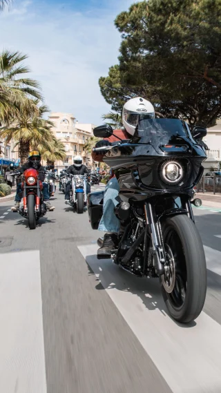 Roadtrip door Zuid-Frankrijk? Ons mag je bellen. Op de 2025 Cruisers line-up van @harleydavidson? Dan reageren we zelfs nog op een fax. ❤️‍🔥

Hierbij #parttwo van onze trip naar het Harley-Davidson Euro Festival in Port Grimaud. Snoeiharde heimwee, dat hebben we… ✌️

Lees de hele reportage op MANIFY. 🔗

🎥/✍️: @robinjonis 

#harleydavidsonmotorcycles #harley #southfrance