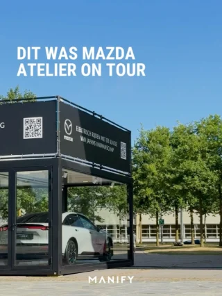 Atelier. Wat blijft dat een lekker woord. Het geeft direct het gevoel van kunstzinnig. Van vakmanschap. En bovenal: van schoonheid. 🖋️

Precies daarom waren al fan van het concept Mazda Atelier On Tour, voordat het überhaupt begon. Maar we gingen ernaartoe, stapten op het concept af en werden verliefd op de pure schoonheid van de #mazda6e. ❤️‍🔥

Het merk heeft de wereld laten kennismaken met de Mazda6e op vier verschillende toplocaties in Nederland. In een transparante designbox van 6 bij 5 meter. Wij gingen op bezoek in Eindhoven (op de High Tech Campus), maar de auto floreerde ook op het Eendrachtsplein in Rotterdam, bij de Designer Outlet in Roermond en op het Vredenburgplein in Utrecht. 🇳🇱

Daarmee weet ons land ook direct wat de zakenautowereld te wachten staat. Met een range tot 552 kilometer, scherpe looks, een interieur waar geen directiekamer tegenop kan en een vanafprijskaartje van €44.990 (jep, net onder die 45K) schiet Mazda in de commerciële roos. 🎯

Lees er alles over op MANIFY. 🔗

📸: @timvandepas 

#mazda #rides #businesscarddesign
