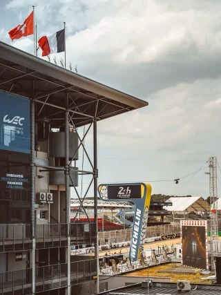 De eerste 24 uur van Le Mans-dag met @peugeot_nl zit erop. 🏎️ Volg onze #stories van @j.ereau voor verhalen over de race der racers op Circuit de la Sarthe. 🇫🇷 En dat weet je het: dit wordt kneitertje dik.

📸: @jromedia 

#lemans #lemans24 #race #enduro