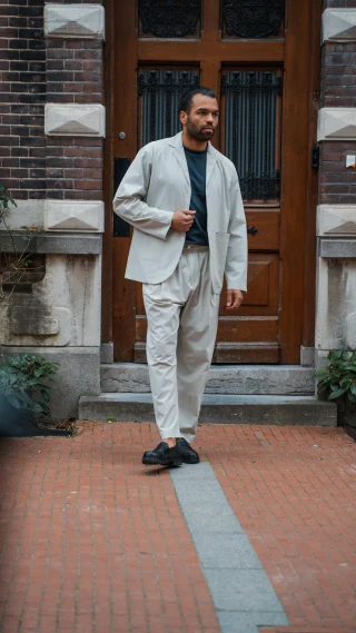 Maandag. Al klaar voor een nieuwe week? ‘Onze’ @robinjonis wél. ❤️‍🔥

Suit: @unfeignedgear 
Loafers: @bobbies 
Bag: @kaptenandson.nl 

#monday #work #outfit