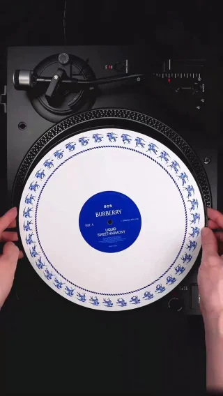 Horsing around, but make it Burberry. 🐎 De 90’s rave classic ‘Sweet Harmony’ in een nieuwe mantel, geanimeerd door @drewtetz. 🌀

🎥: @burberry 

#burberry #sweetharmony #vinyl