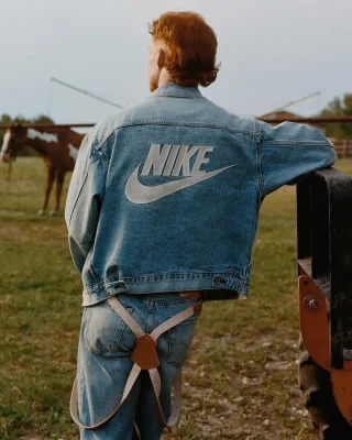 Sportswear in de denimwereld: @nikesportswear x @levis werpt een lasso naar de titel ‘Collab van het jaar’. 🐂

📸: @nikesportswear // @levis 

#nike #levis #collab #denim