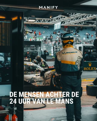 Als je denkt dat alleen de coureurs van de 24 uur van Le Mans een show weggeven: you could not be more wrong. De helden achter de schermen zitten vol verhalen, talent, toewijding, trots, scherpte en fanatisme. ❤️‍🔥

@peugeot_nl gaf ons een backstagepass naar de ziel van @peugeotsportofficial. En een mooiere ploeg aan mensen hadden we ons dan ook niet kunnen wensen. Het voelde bijna alsof we met een paar vrienden naar Frankrijk waren gereden. 🇫🇷

Maar wel een groep die knetterhard werkt en met ultrafocus elk detail laat tellen in de #pitlane. Lees maar mee:

‘’Een fanatieke poetser maakt als een malle de wagen schoon, terwijl er op de achtergrond radiostemmen in het Frans, Engels en half hysterisch Duits galmen. Alles tegelijk. En dan, ineens, stilte. Tot de auto weer brullend vertrekt.’’ @j.ereau moest zichzelf knijpen: ‘Was hij hier echt bij?’ 🏁

Lees de hele reportage en bekijk de hele fotoserie op MANIFY. 🔗

📸/✍️: @jromedia 

#lemans #lemans24 #peugeot #peugeot9x8