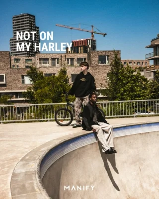 @jesuisterence, @generinothomas, @ggggggggggero, @ginajuly en @stef.eeb ademen de heritage van Harley-Davidson apparel, maar missen één ding: hun Harley zelf. 😤 Daarom vieren we 𝐍𝐨𝐭 𝐎𝐧 𝐌𝐲 𝐇𝐚𝐫𝐥𝐞𝐲 - een fashionserie in H-D Wear, vastgelegd zonder motor in de buurt.

We BMX'en in een skatepark. Varen met een veerpont over het IJ. Rijden in een klassieke Porsche 911 door een oldschool McDrive. Lezen een krantje in een bomvolle metro van Nieuwmarkt naar Waterlooplein… 

Tja, elk vervoermiddel heeft z’n charme, alleen gaat er niets boven de vrijheid van een machine uit #milwaukee. 🫡

Check de link in bio voor meer info. 🔗

📸: @jasperloeffenphotography 

#notonmyharley #harleydavidsonmotorcycles #harleydavidson #collab