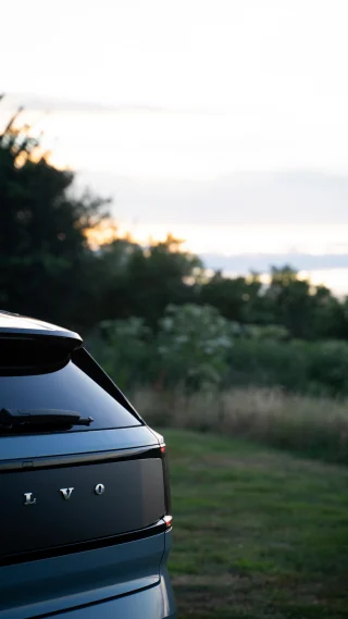 @volvocarnederland heeft de Zweedse #midsommar gewoon naar Friesland gehaald. En wij vierden ‘m mee. 🇸🇪

Met de EX30 Cross Country reden we (elektrisch) de stad uit en doken we de natuur in bij @smukrecreatie. Hier kregen we pure Midsommar-vibes voorgeschoteld: natuurlijk licht, esthetische details en bovenal: verbondenheid. ✌️

Naast dat we de luxe-SUV aan de tand voelden, liet Volvo zien hoe tof een #getaway in ons landje kan zijn. Zo gingen we (voor het eerst in ons leven) bloemen plukken om zelf een krans te maken, bijvoorbeeld. Maar we aten ook op open vuur gegrilde dorade met zure room en groene asperges, vaarden over de Friese wateren én sloten we dag af met Mammia Mia op een mega-buitenbioscoop. Zijn we niet romantisch? ❤️‍🔥

Alles over de Volvo Midsommar Getaway en de EX30 Cross Country vind je later deze week op MANIFY. 🔗

#VolvoEX30 #Volvo #sweden #volvoofinstagram