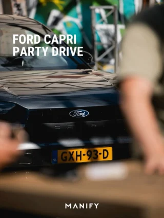 Ooit, in het mooie ‘69, werd de #FordCapri onthuld met de woorden ‘the car you always promised yourself’. En die vlieger gaat nog steeds op. Vraag het @jackdelhi, @ilsevanesch, @sjakvanhoof en @liefslotte maar. ❤️‍🔥

Ze kregen de nu volledig elektrische herboren legende onder de kont en reden met hun #partycrew naar @manify.outofoffice. Hier kwamen ze samen voor alcohol-free cocktails van @ishspirits, burgers & fries van @buffalobill_diner en het échte Capri-gevoel. 🇺🇸

Met zijn liftback design en matrix-ledkoplampen was de SUV met sportwagen-DNA de #eyecatcher van onze party. De MegaConsole zorgde voor genoeg ruimte voor de #drinks en het feestje werd grotendeels bepaald vanuit de formidabele bagageruimte. ✌️

Oftewel: een Ford Capri Party Drive in optima forma. Snel meer over de Capri én het event op MANIFY.nl. 🔗

📸: @studio.dalessi 

#ford #fordcapri #event #ad