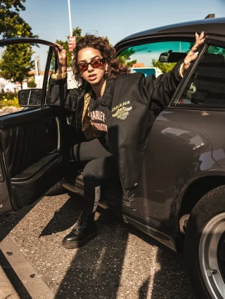 Not On My Harley w/ @ginajuly. Adrenaline uit Milwaukee, maar dan in een klassieke 911. 😤

📸: @jasperloeffenphotography 

#harleydavidson #notonmyharley #911