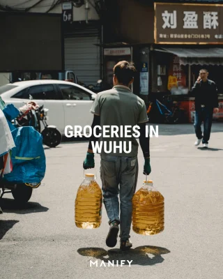 Boodschappen doen in China. Dat is een fotoserie waard op zich. Want ze niet allemaal even flegmatiek, maar wél fotogeniek. 🇨🇳

📸: @timvandepas 

#china #wuhu #photographer